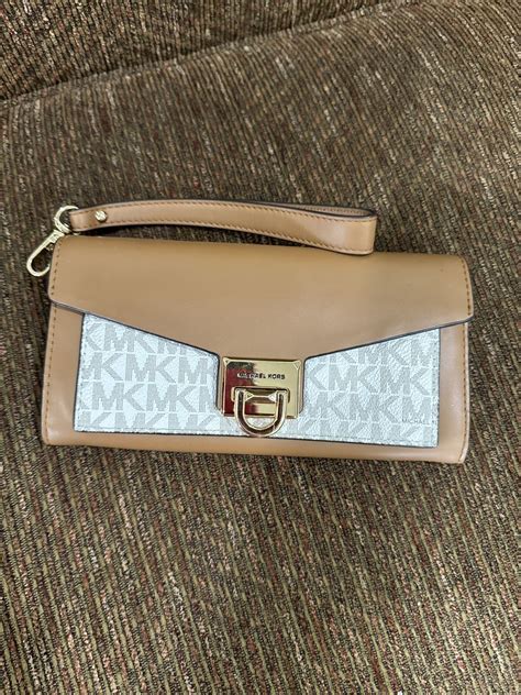 michael kors manhattan large viola leather clutch|Manhattan Large Viola Leather and Logo Clutch .